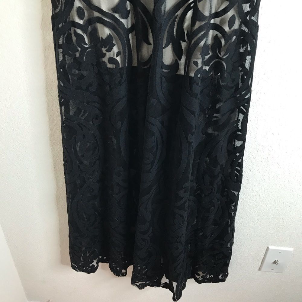 ‎Sheer lace overlay gown - Picture 4 of 10